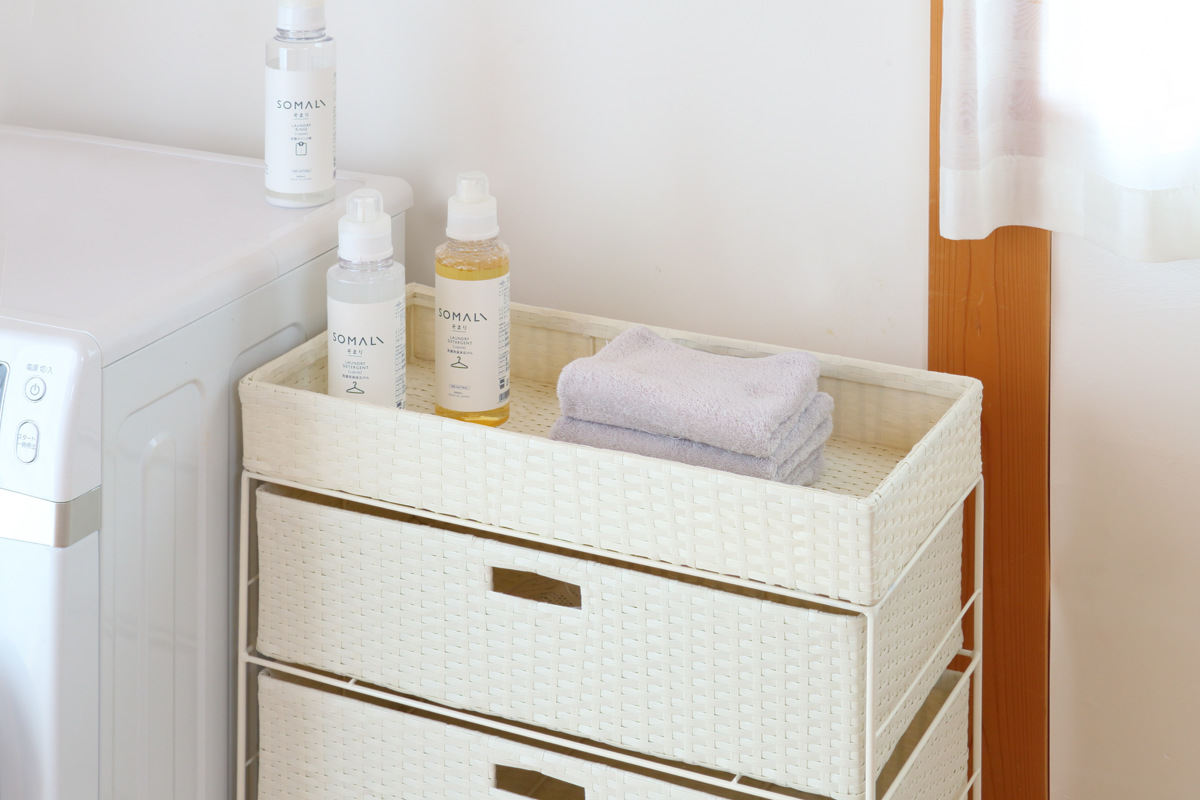 ランドリーチェスト 幅60.5cm 4段 引出し キャスター付 完成品 （ ラタン調 ランドリー チェスト ラック 防水 撥水 収納 かご ）の画像