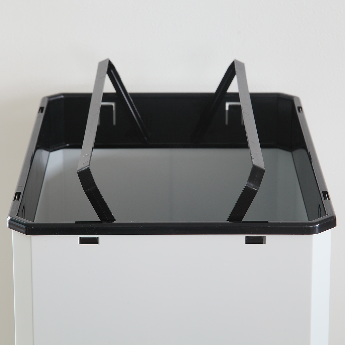 （法人限定） 屋内用ゴミ箱 業務用ダストボックス 23L Sサイズ ターンボックス オフホワイト色 （ 屋内用 ゴミ箱 ごみ箱 屋内 ふた付き スチール製 ）_4