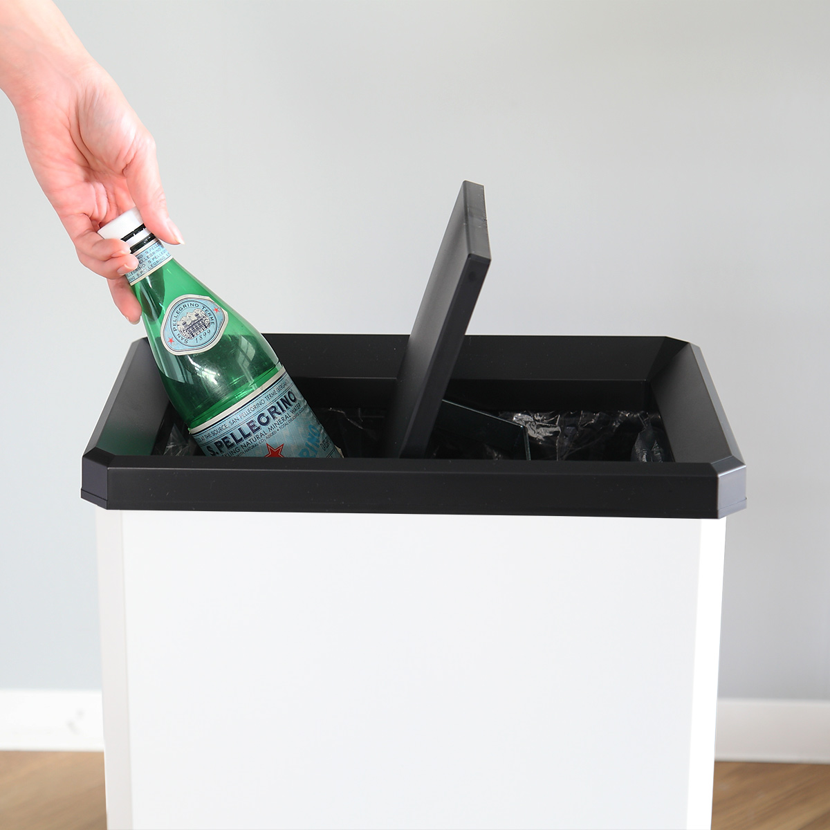 （法人限定） 屋内用ゴミ箱 業務用ダストボックス 23L Sサイズ ターンボックス オフホワイト色 （ 屋内用 ゴミ箱 ごみ箱 屋内 ふた付き スチール製 ）_7