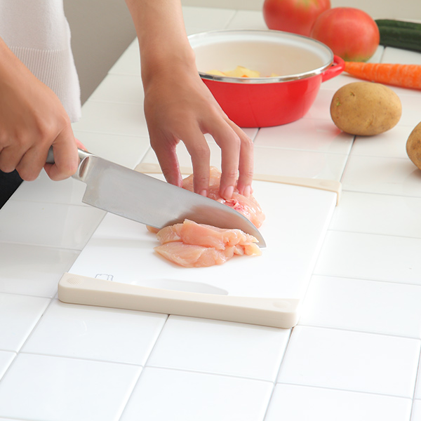 大型スーパー耐熱用まな板：巾８４ｃｍ奥３９厚さ３ｃｍ：プラスチック製：台付： マイキッチン 抗菌スーパー耐熱まな板(スタンド付) 住ベテクノ