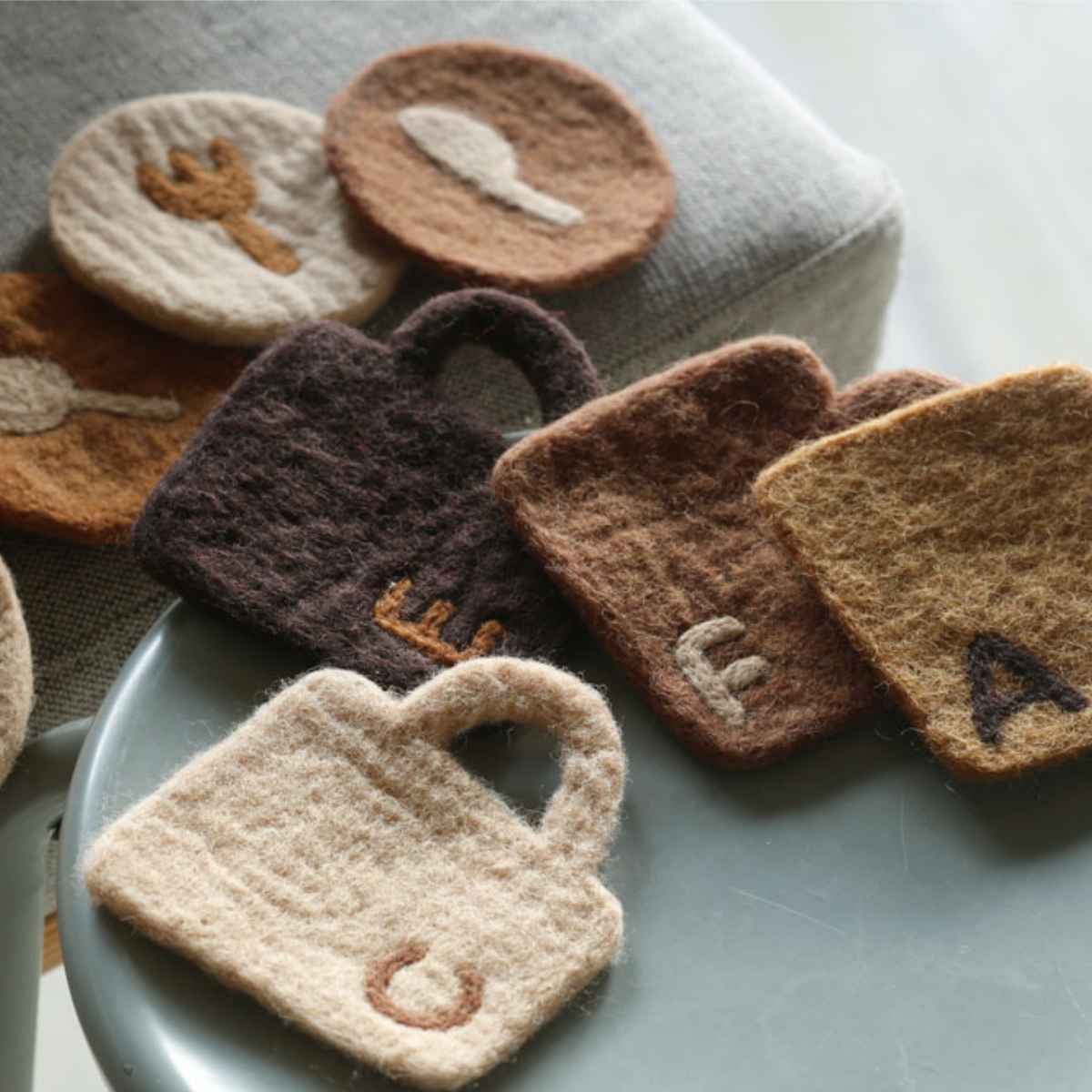 かわいいコーヒーテーブルコースターセット、パンチニードルマグラグ、カスタムタフテッドコースター、寮のデスク装飾、手作りコースター、クリスマス感謝祭ギフト  - Etsy 日本 牧歌的風景コースター ウールフェルトコースター、ハンドメイドかわいいコテージコアコースター キッチン装飾 - 4枚セット