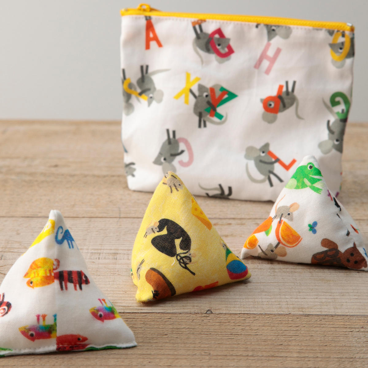 ベビートイ さんかくお手玉とポーチセット レオ・レオニ 綿100% 日本製 （ おもちゃ 絵本 ベビー 赤ちゃん ポーチ付き セット ）