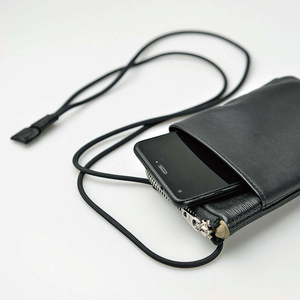 ヴァレンティノガラヴァーニ ケース ストラップ付 ネックウォレット レザー ヴァレンティノ・ガラヴァーニVロゴ ネックウォレット 黒 シルバー金具