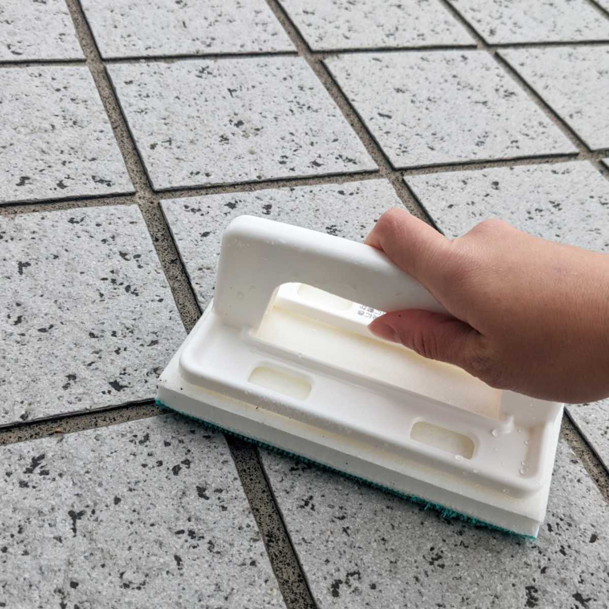 激落ちくん 玄関タイルブラシ ハンディ S01060 （ レック 玄関 タイルブラシ ハンディタイプ 洗剤不要 水だけでOK ウェットシートOK ）