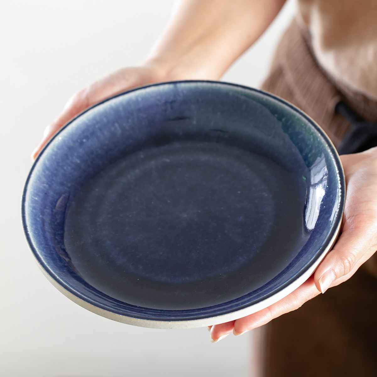 陶器製の黒と青のプレート 小石原焼 小石原焼き 藍釉 鉄釉掛分 5寸皿 ラウンドプレート 秀山窯