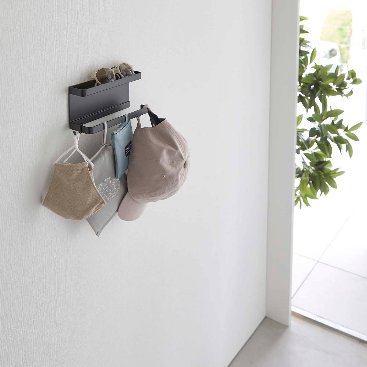 山崎実業 smart 石こうボード壁対応 トレー付きアンブレラホルダー