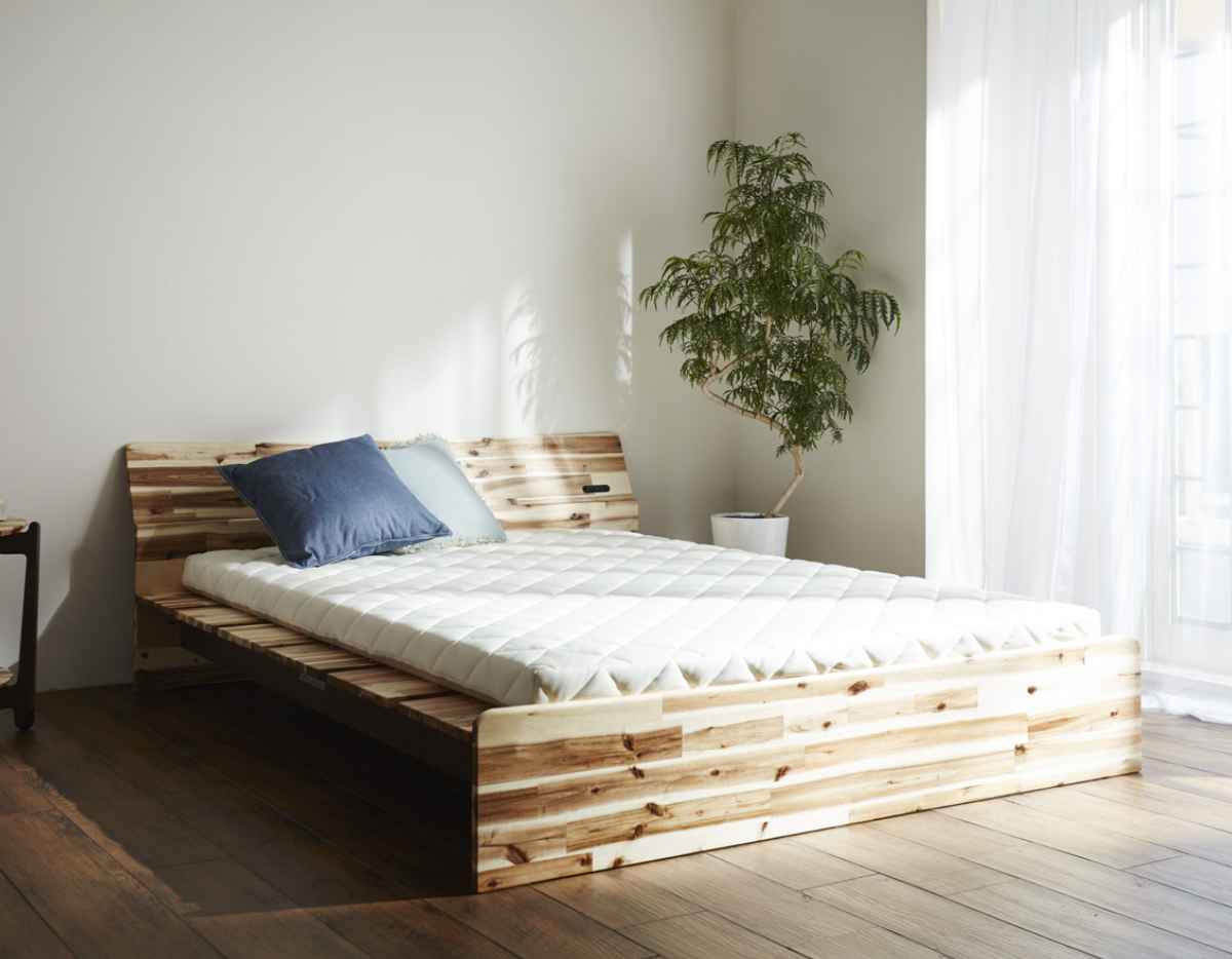 ベッドフレーム　クイーンサイズ　デザインすのこベッド ローベッド クイーン フレームのみ 木製 棚付き コンセント すのこ