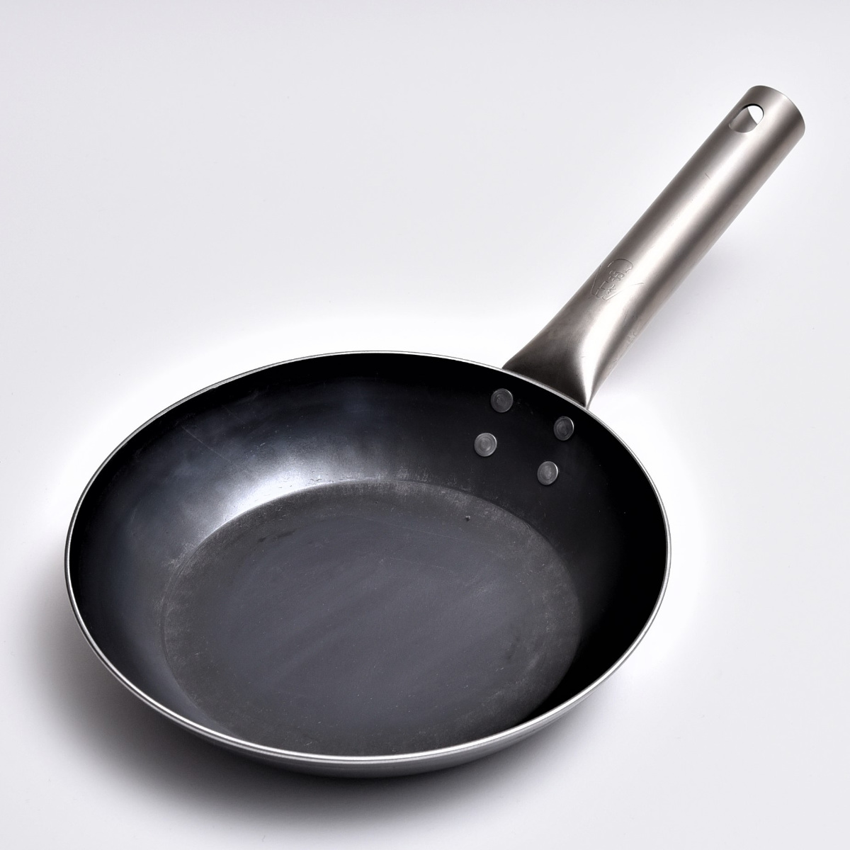 鉄フライパン 20cm チタン柄 HANAKO 打出し 2.3mm 日本製 （ IH対応
