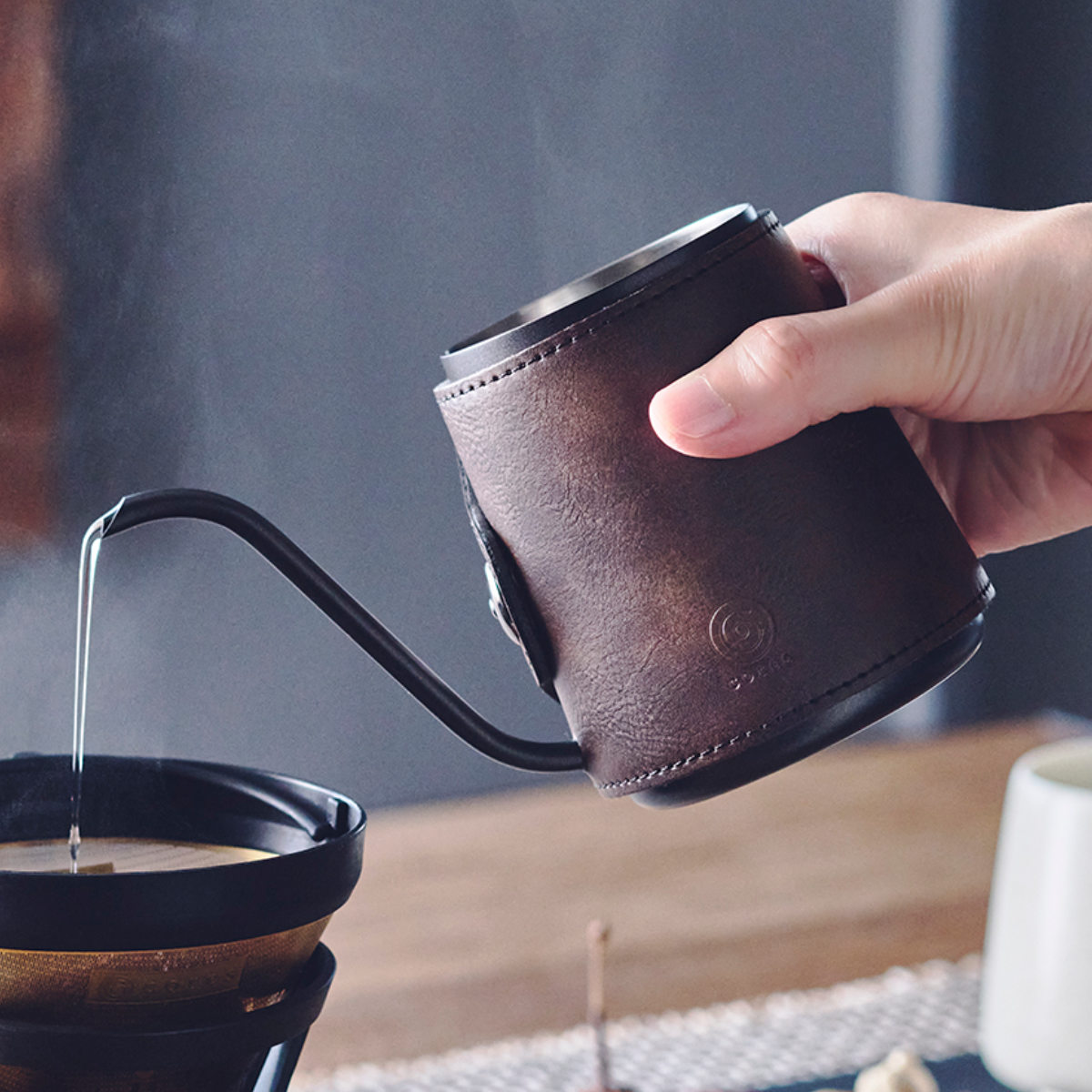 cores（コレス） ドリップポット 300ml フェイクレザーカバー付き