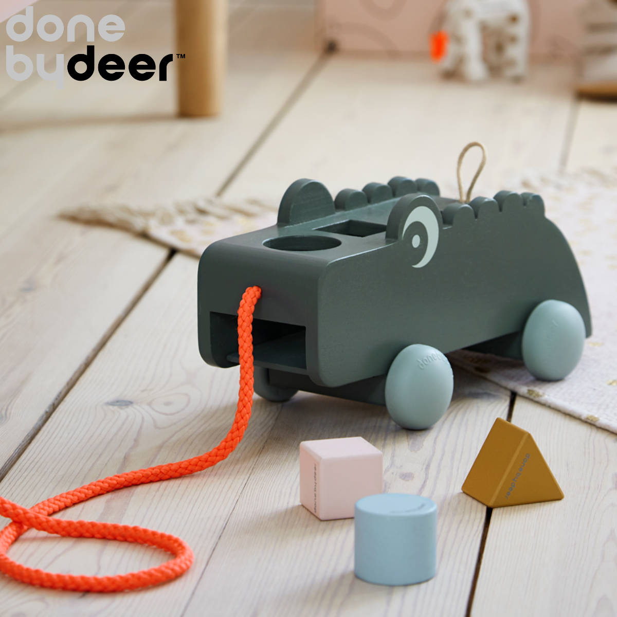 おもちゃ プルトイ ソーティングボックス Done by deer 赤ちゃん 引き車 木製 ( 知育玩具 玩具 ベビー 子ども キッズ 幼児 かわいい プレゼント )