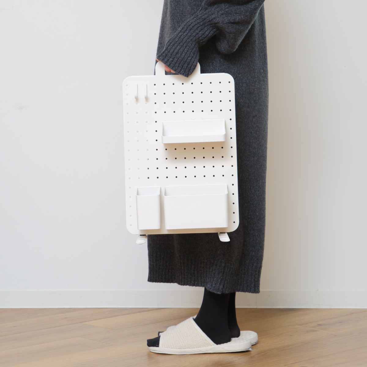 ペグボード14個 ブラック&レッド ペグボード 幅30×高さ42cm ハンドル付き 卓上 収納 （ パンチング