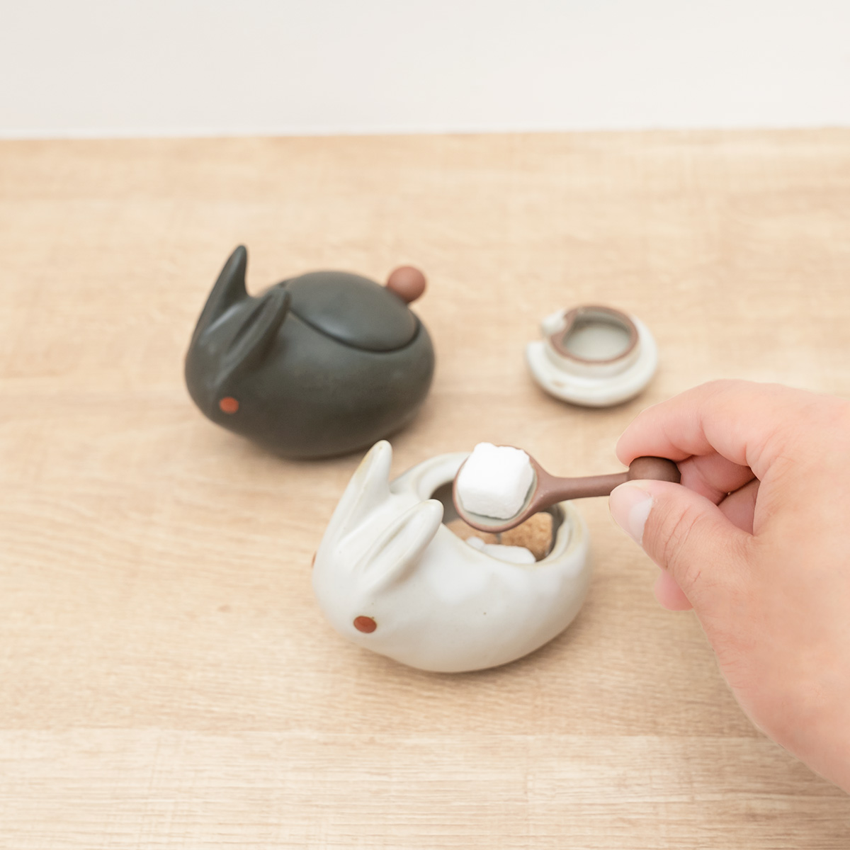作家　陶芸作家　小物入れ　蓋物　うさぎとたんぽぽ　1点もの 作家 陶芸作家 小物入れ 蓋物 うさぎとたんぽぽ 1点もの うさぎ 蓋物