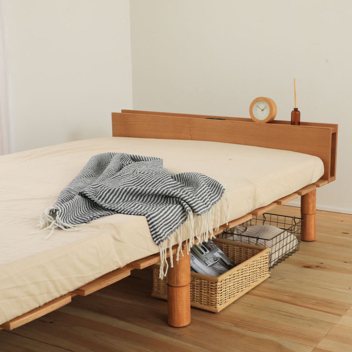 ステージすのこベッド シングル 宮棚 2口コンセント付 高さ調整可