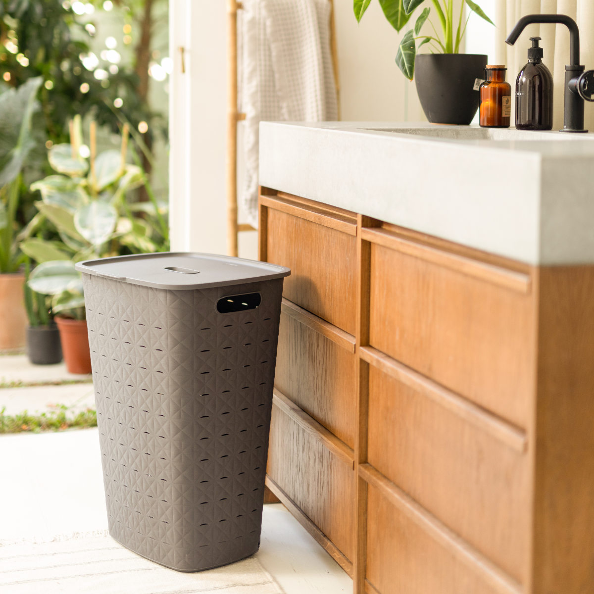 藤栄 ランドリーバスケット CURVER ソフテックス フタ付き 56L