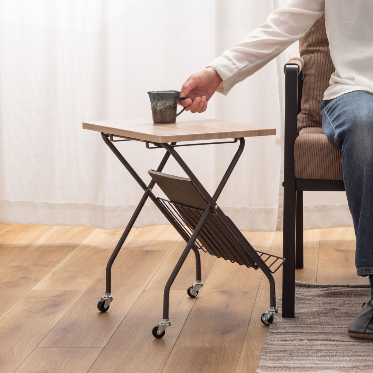 【送料無料・新品未使用】マガジンラック　サイドテーブル　折りたたみ　オシャレ 東谷 サイドテーブル 折りたたみ式 高さ47cm キャスターロック付