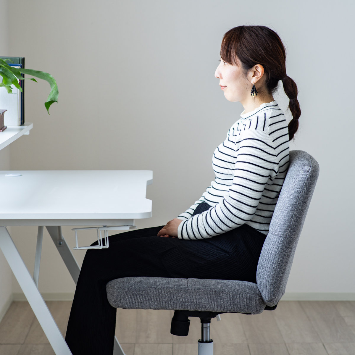 オフィスチェア あぐらがかける 座面ワイド 昇降式 座面高44〜51cm