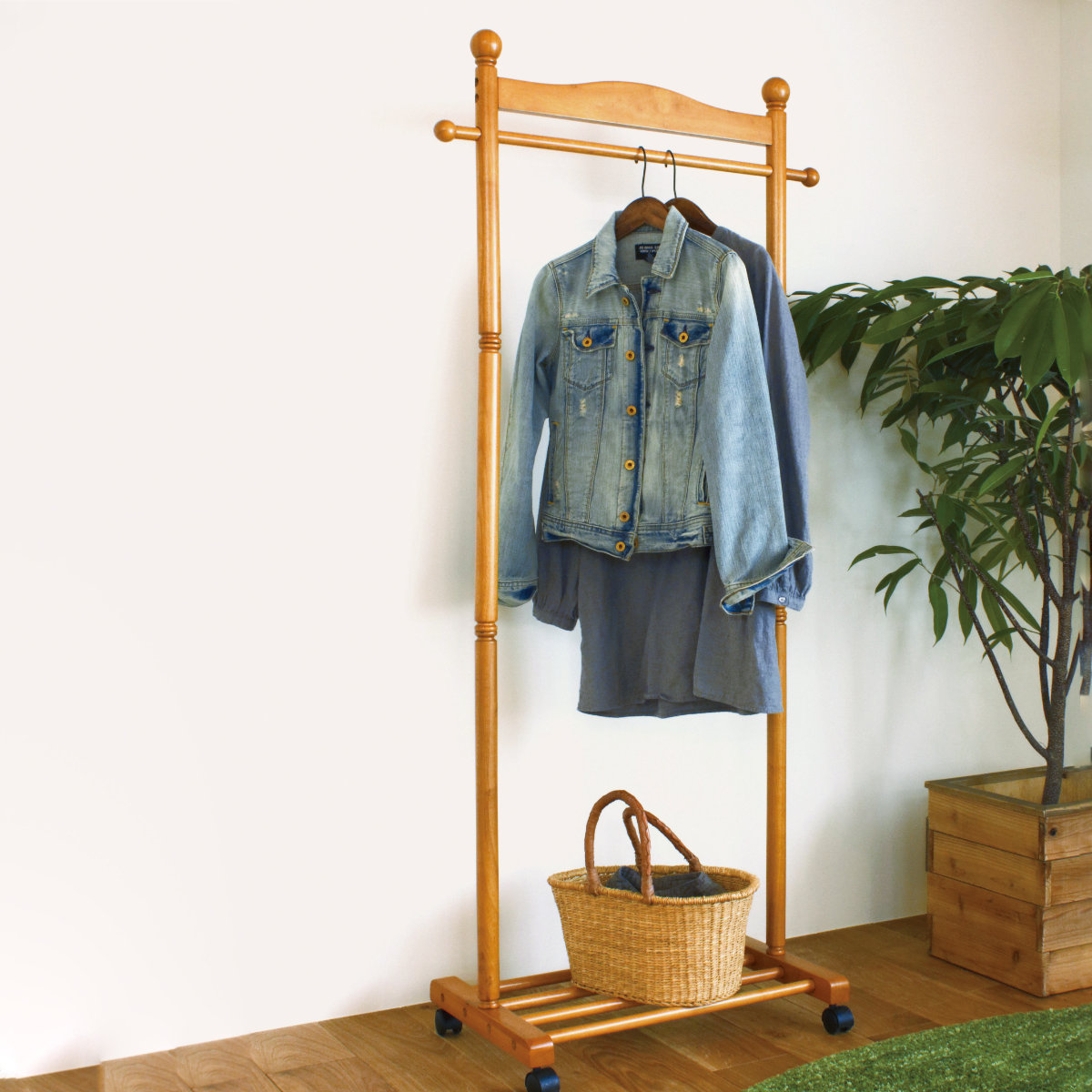 弘益 ハンガーラック 幅73.5cm 木製 キャスター付 棚付き （ 天然木