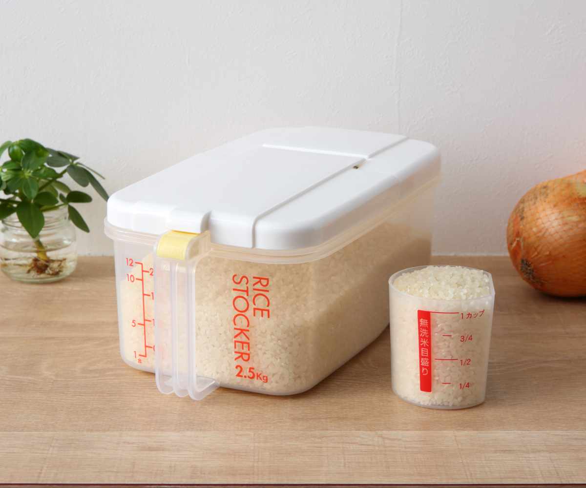 【極美品】Tupperware 米びつ ストッカー&キャスター付き スケーター 米びつ 冷蔵庫用米びつ 横型 2.5kg （ 計量カップ付き
