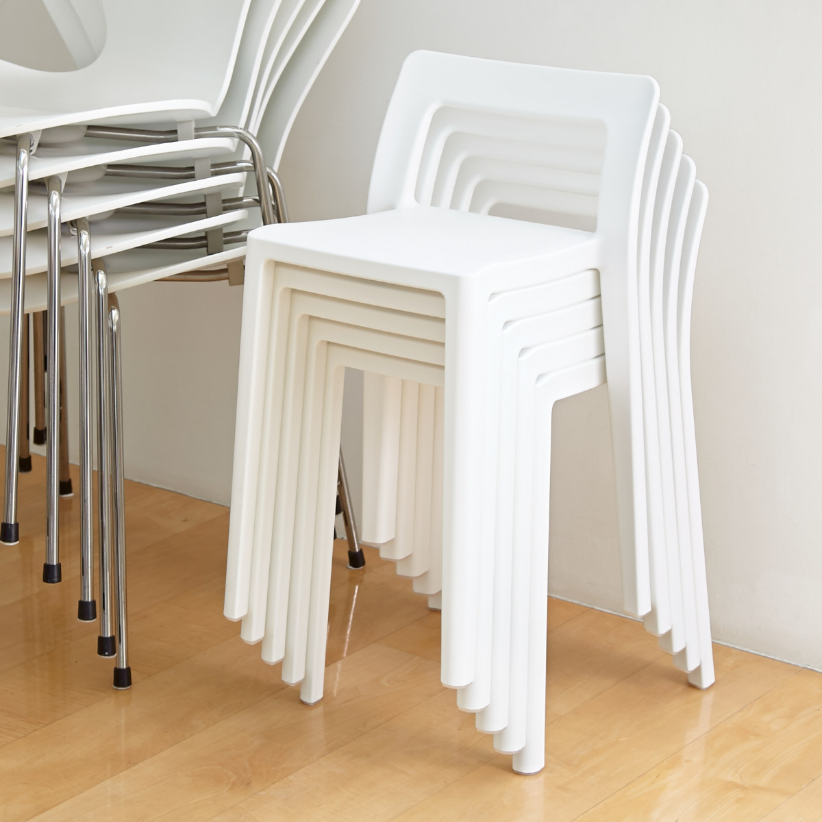 岩谷マテリアル 特典付き スタッキングチェア 軽量 座面高40.5cm