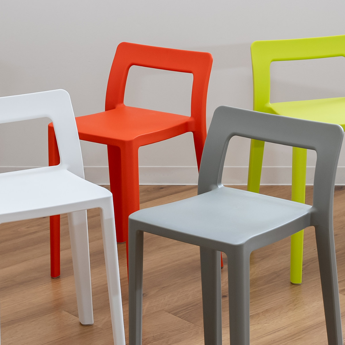 岩谷マテリアル 特典付き スタッキングチェア 軽量 座面高40.5cm