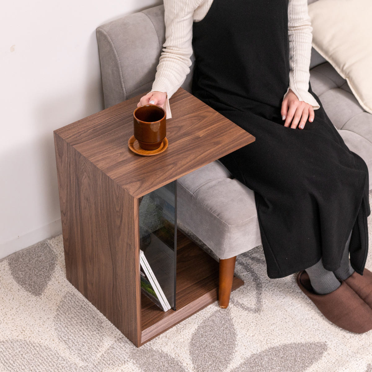 東谷 サイドテーブル 幅54cm 強化ガラス棚 ウォールナット調 （ コの字