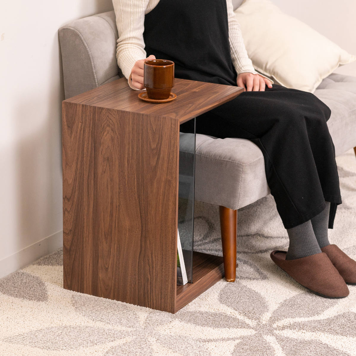 東谷 サイドテーブル 幅54cm 強化ガラス棚 ウォールナット調 （ コの字