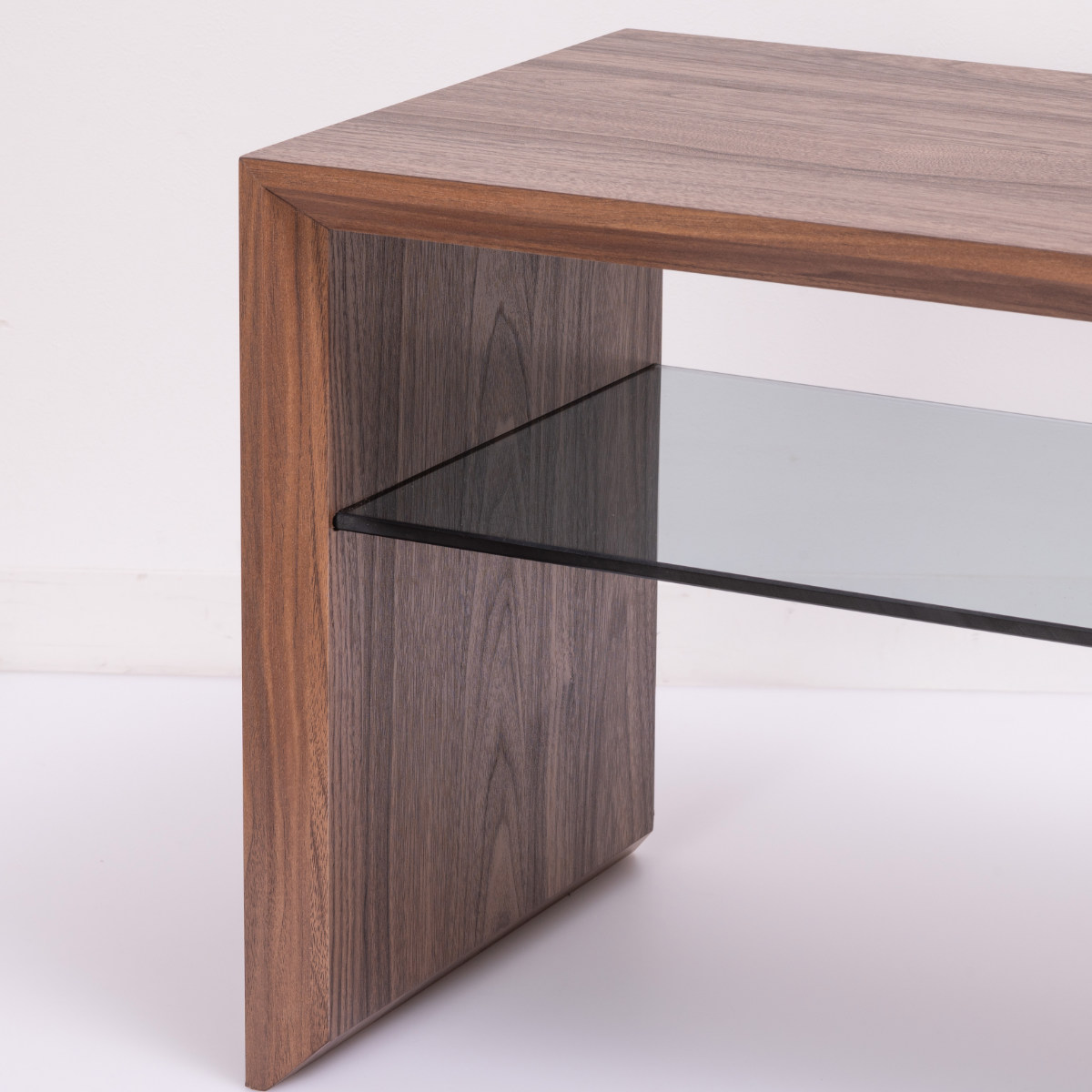 東谷 サイドテーブル 幅54cm 強化ガラス棚 ウォールナット調 （ コの字