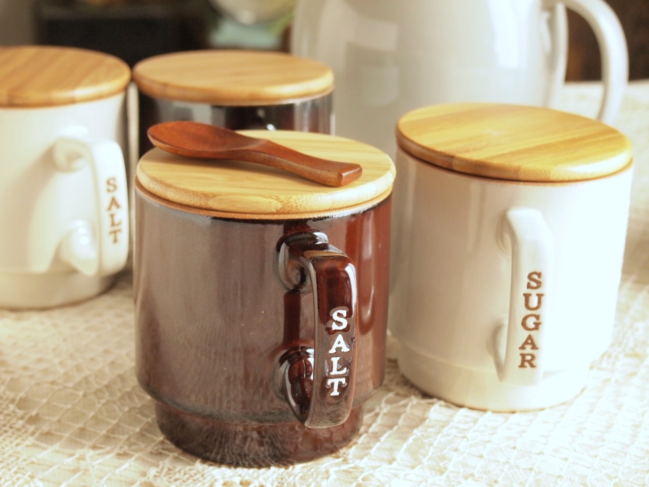 カントリー調　陶器キャニスター 4点セット 陶器 キャニスター 340ml 密閉 保存容器 スプーン付 砂糖 塩 コーヒー