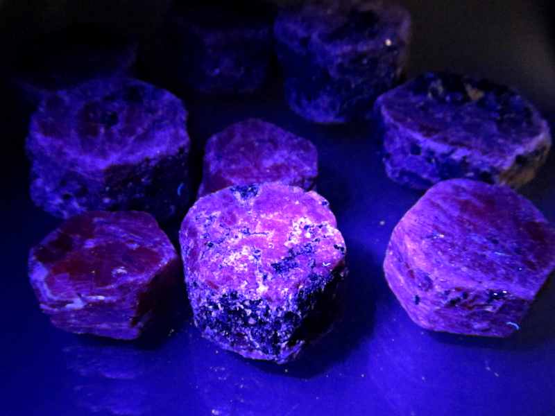 ブラックライトで光る ナチュラル ルビー 原石 六角タイプ 100g 約1.5