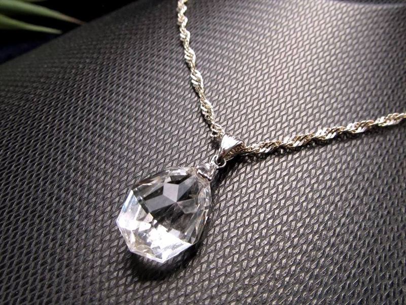 水晶 ネックレス キラキラカットペンダントトップ 石サイズ縦約20mm