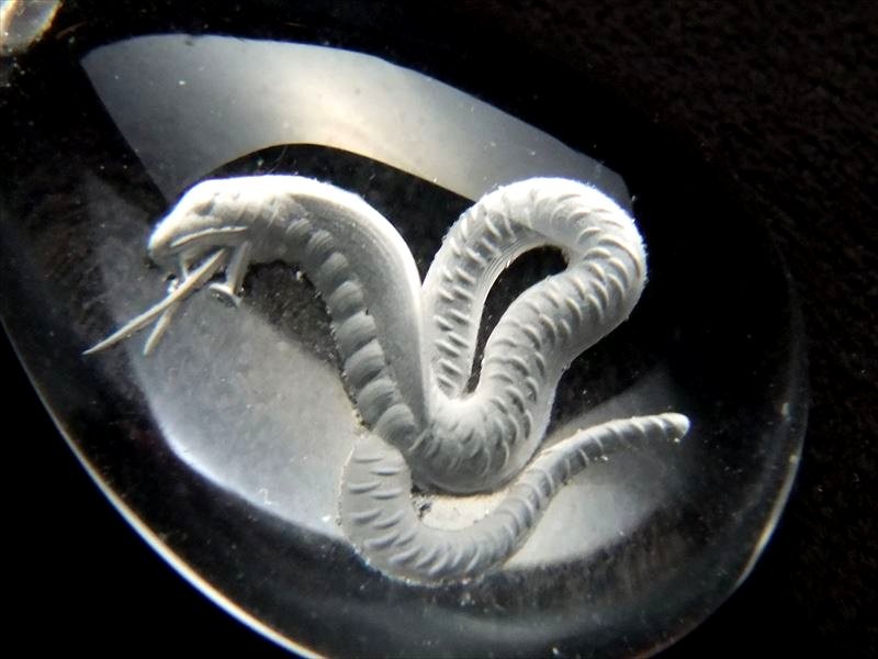 白ヘビ 蛇彫り 天然水晶 ペンダントトップ 最高の運気アップ サイズ:縦