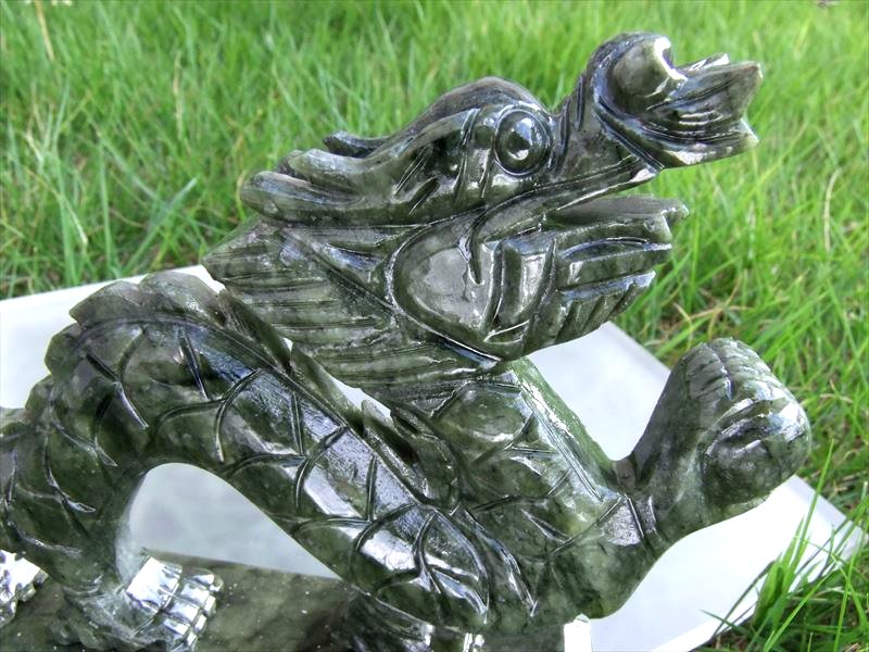 濃いグリーン 玉持ち龍神 サーペンティン(蛇紋石)龍彫刻置物 500-650g