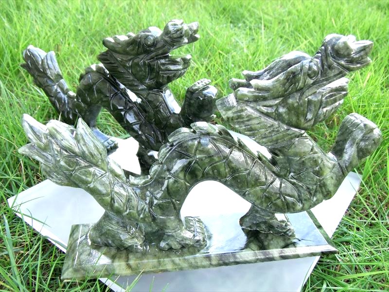 濃いグリーン 玉持ち龍神 サーペンティン(蛇紋石)龍彫刻置物 500-650g
