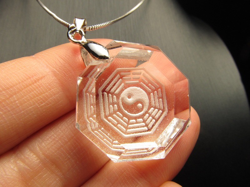 デザインAタイプ ブラジル産水晶 陰陽太極八卦彫り ペンダントトップ
