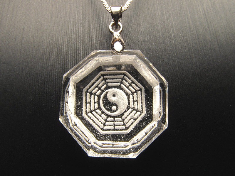 デザインAタイプ ブラジル産水晶 陰陽太極八卦彫り ペンダントトップ