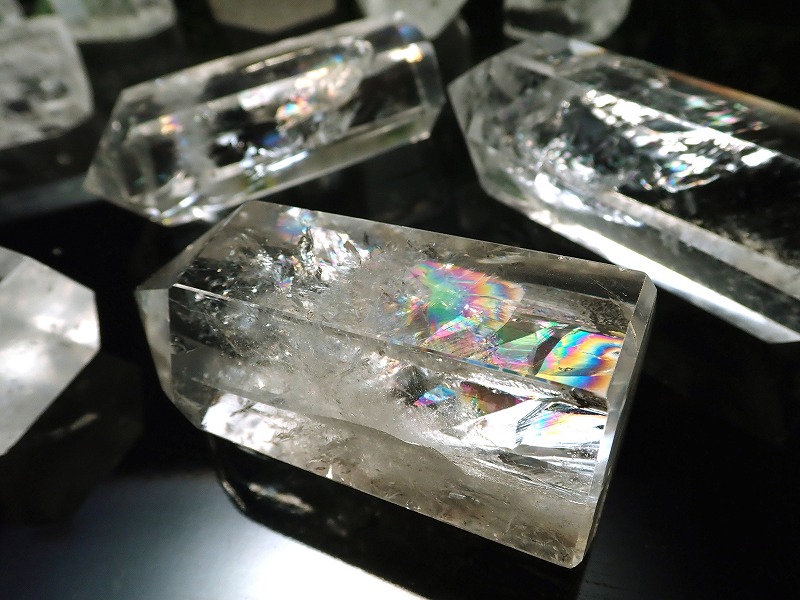 人気ブランド多数対象虹入り 水晶ポイント (六角柱)70グラム-80グラム 超透明 手ごろな小さめサイズ 大人気浄化アイテムブラジル産 占い、開運 