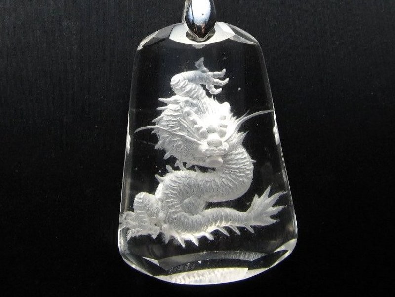 龍彫り水晶 ペンダントトップ 4A 天然水晶 ネックレス 龍彫りペンダントトップ 縦約35ミリ 幅約25