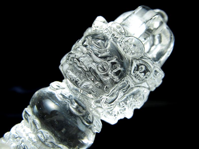 透明感抜群 繊細迫力彫刻 天然水晶 プルパ(金剛杭) 彫刻置物 台座付き 全長約76mm 約28.3g 魔障を取り除き、結界を張る法具 すべての浄化と純粋さを象徴する石