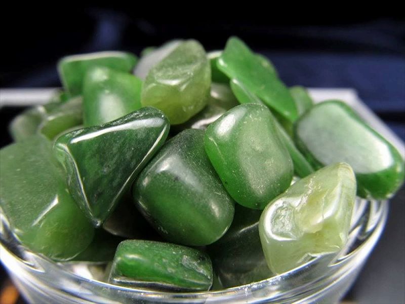 ネフライトジェイド 軟玉翡翠ネフライト さざれ 約100グラム 粒の大き