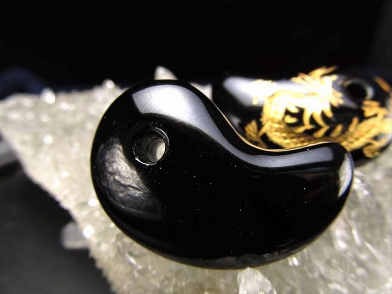 ☆別格高級品！七福大黒秘宝④！超希少！ブラウン　トルマリン 勾玉　原石 糸魚川翡翠 黒翡翠 勾玉 4A級 縦約16mm 二ノ型 産地証明書 国産