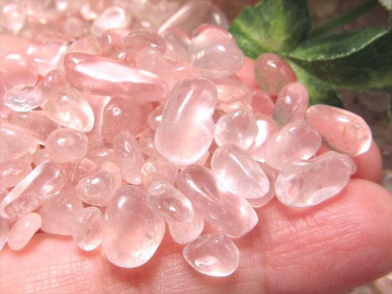 3A ローズクォーツ さざれ 約100g 粒の大きさの平均 約5ミリ-16ミリ 愛