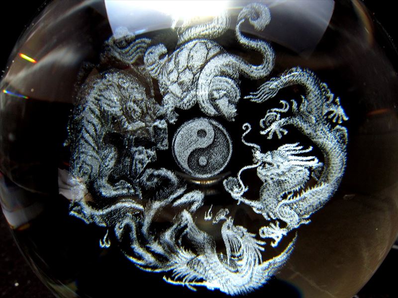 ルチルクリスタル 魚と球体の彫刻 ルチルクリスタル 魚と球体の彫刻