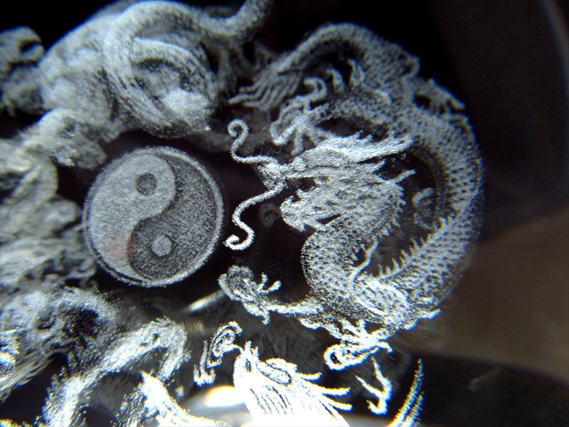四大神獣陰陽 クリスタルガラス製 丸玉 専用台座付き 直径約80mm