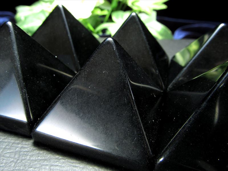 艶々天然石ピラミッド オブシディアン ピラミッド 置物 1個売り 幅約35mm×35mm 天然石 パワーストーン 漆黒 悪習慣や悪縁を絶つ石 ピラミッドパワー