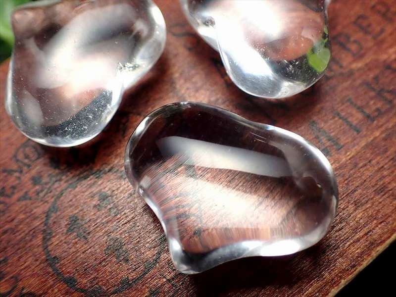 クリスタル水晶 菊花水晶 ハート型置物 スタンド付き クリスタル水晶 菊花水晶 ハート型置物 スタンド付き