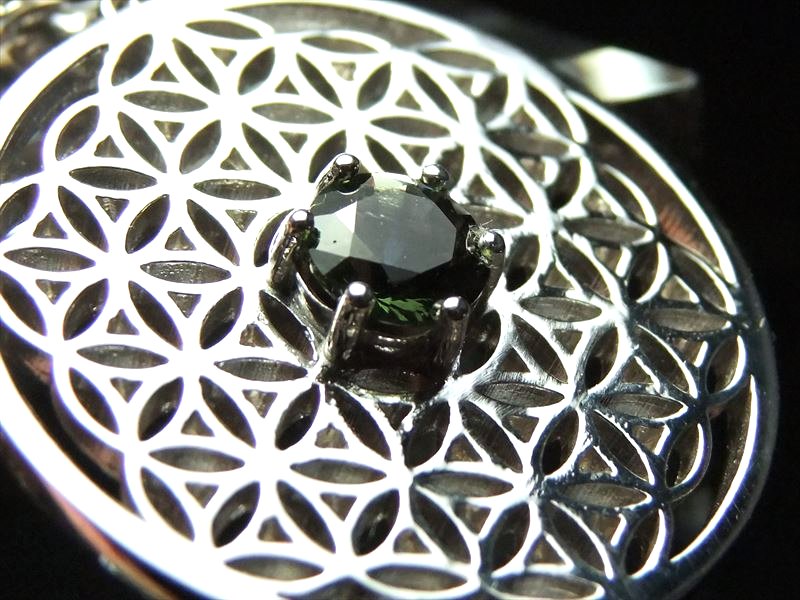 モルダバイト フラワーオブライフ ペンダントトップ 外径約32mm モルダバイト フラワーオブライフ ペンダントトップ 外径約32mm