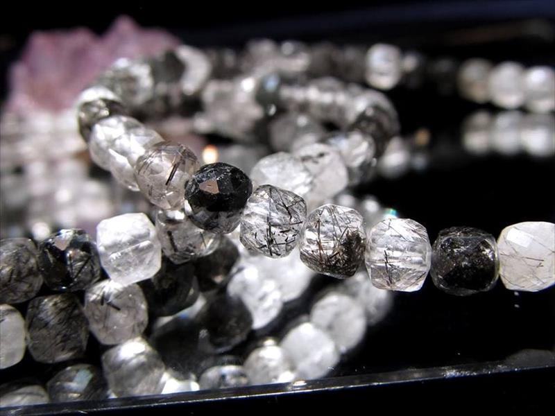 ブラックルチル入り 水晶 キューブカット ブレスレット 幅約4mm-4.5mm