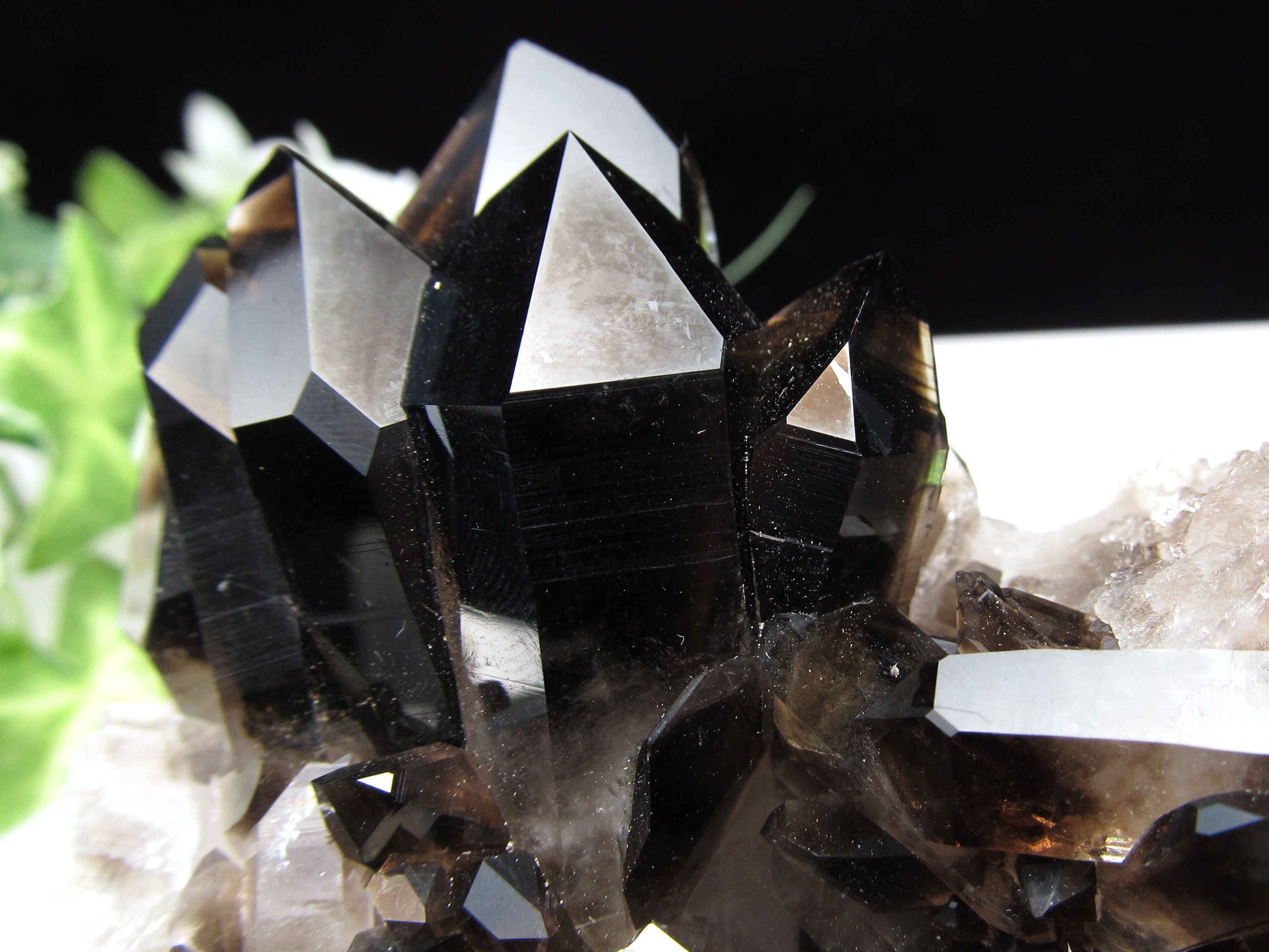 圧倒的支持 天然 黒水晶 モリオン クラスター原石 重さ166.5g 最強の魔