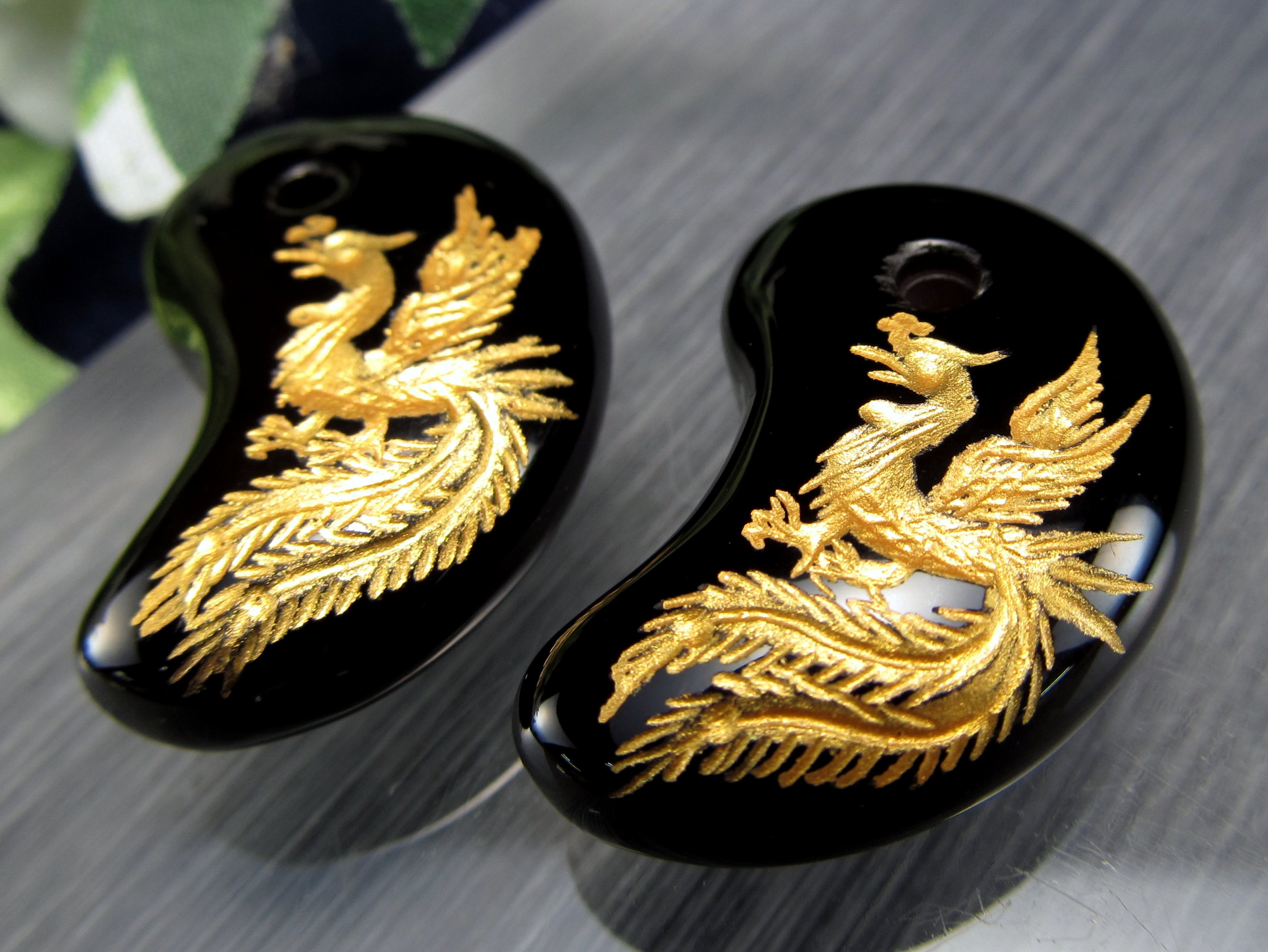 1個売り 金塗り鳳凰彫りブラックオニキス勾玉 まがたま 縦約30mm×横約