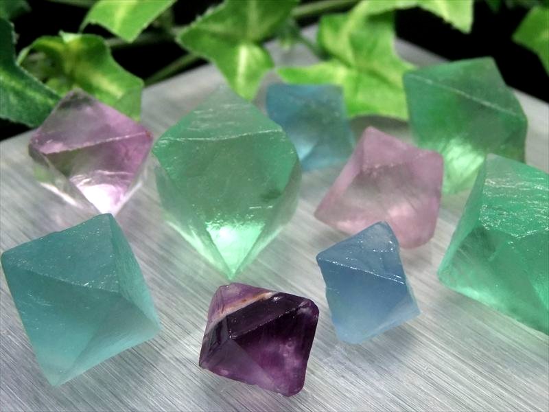 わくわくのサイズMIX 4A つやつや フローライト 8面体結晶 MIXカラー